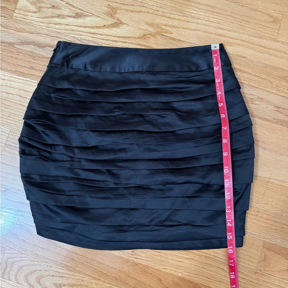 NWT Express Satin Tiered Pleats Fitted Mini Skirt Black Size 2 Side Zip